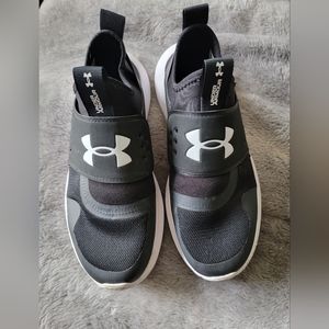 Women's 8.5 Under Armour shoes